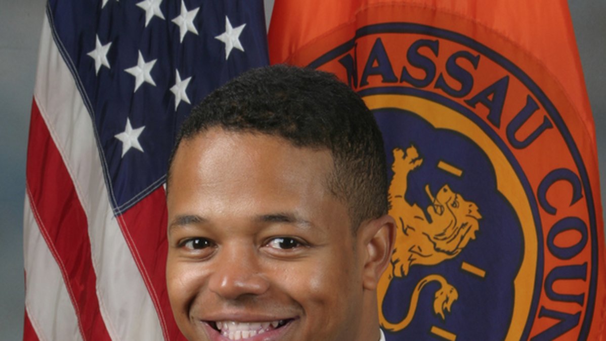 Carrié Solages, 34, amerikansk politiker i Nassau County, New York. 
